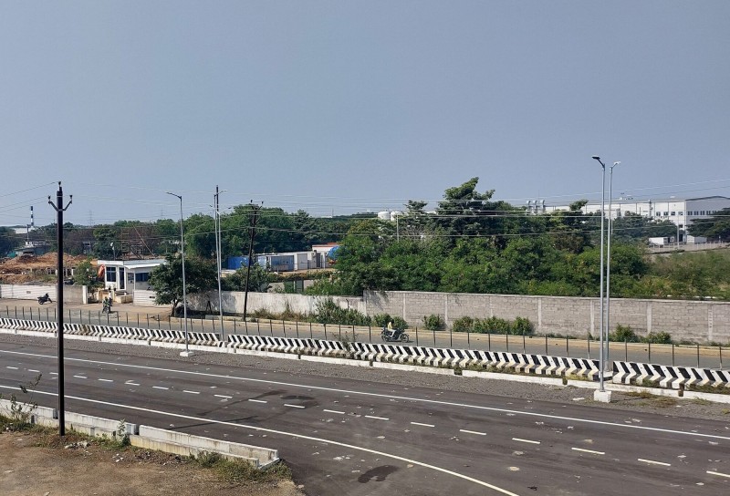 鴻海印度廠食物中毒的示威群眾被釋放,圖為1名男子21日騎機車行經鴻海清奈廠區。(路透)