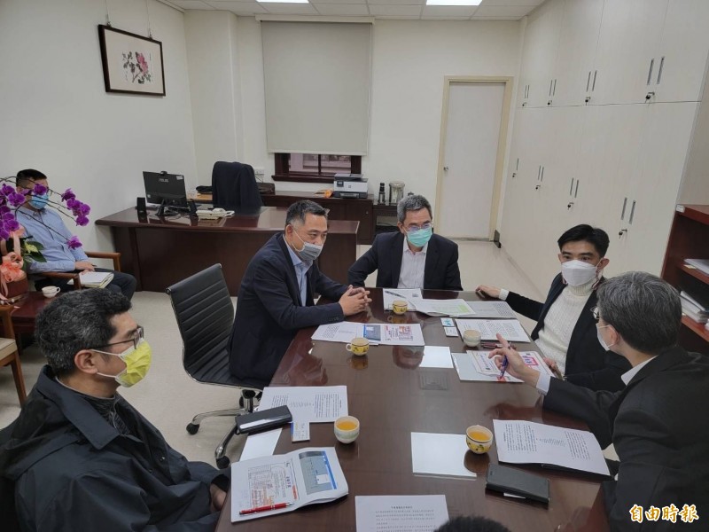 金門縣長楊鎮浯（左2）與行政院副祕書長李國興（中）等官員研商金酒明年銷往中國解套對策。（金門縣政府提供）