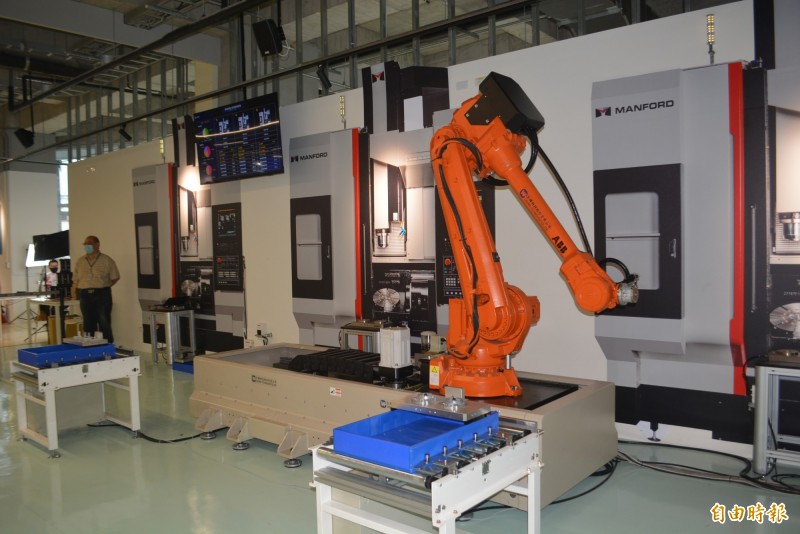 鼎新電腦成立5G AIoT體驗基地，裡面模擬機械加工廠的數位製造實景。（記者陳建志攝）