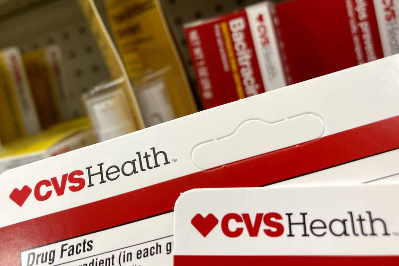英國知名連鎖藥妝店CVS Health也延後復工。（美聯社）