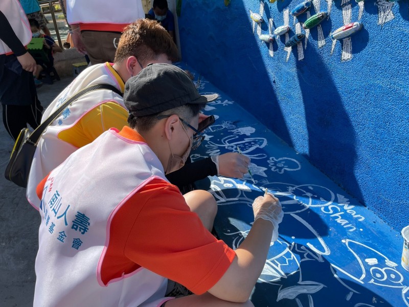 南山義工手繪各式海洋生物。（南山人壽提供）
