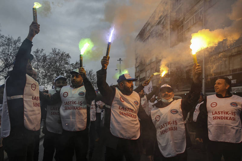 土耳其進步工會聯盟（DISK）抗議政府經濟政策。（美聯社）