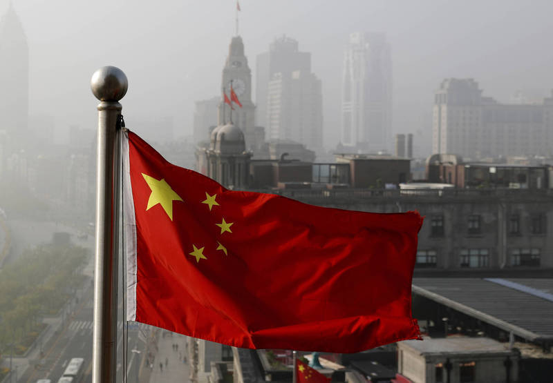 學者認為,中國經濟斷崖式下跌跡象已現,中共對外企頤指氣使的時代即將成為過去式。(美聯社資料照)