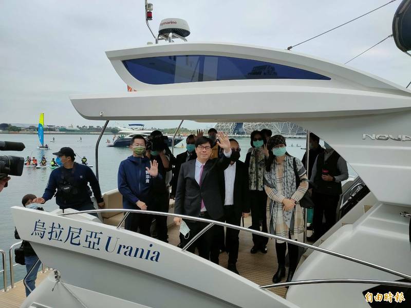 高雄市長陳其邁搭乘遊艇，抵達簽約會場。（記者葛祐豪攝）