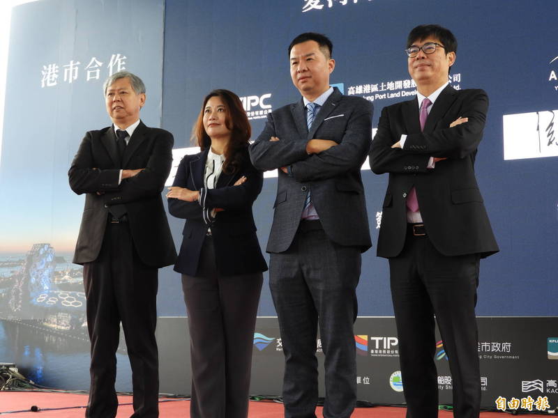 港市合作開發四巨頭，右起高雄市長陳其邁、亞果董事長侯佑霖、高雄港區土地開發董事長沈妙姿、台灣港務公司董事長李賢義。（記者葛祐豪攝）