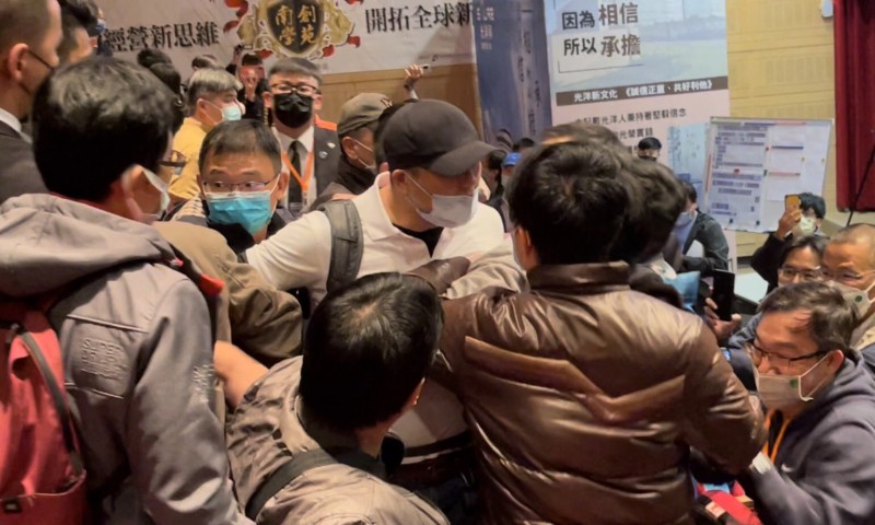 當天現場險些有股東爆發肢體衝突。(光洋科撐傘團長莊世雄提供)