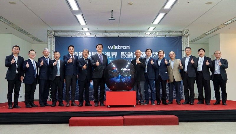 高雄市副市長羅達生、緯創副董事長黃柏漙、經發局長廖泰翔及與會貴賓大合影。（記者王榮祥翻攝）