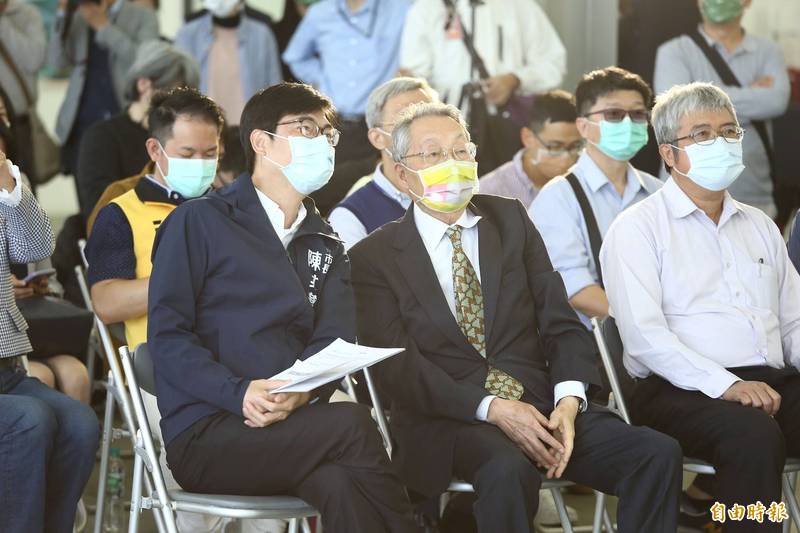 高雄市長陳其邁與acer創辦人施振榮，出席「向海學習」歡迎藍色創新希望之船活動。（記者李惠洲攝）