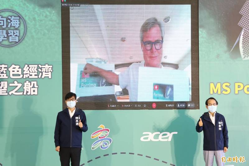 高雄市長陳其邁、副市長林欽榮與Dr. Gunter Pauli進行創新交流。（記者李惠洲攝）