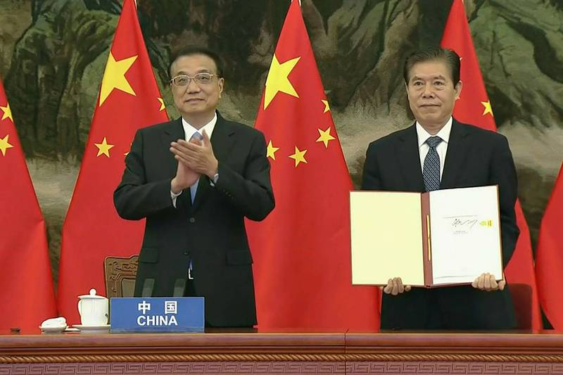 中國不但是RCEP中最大的經濟體，也是最積極推動RCEP的國家。圖為2020年簽署儀式上中國視訊畫面。（法新社）