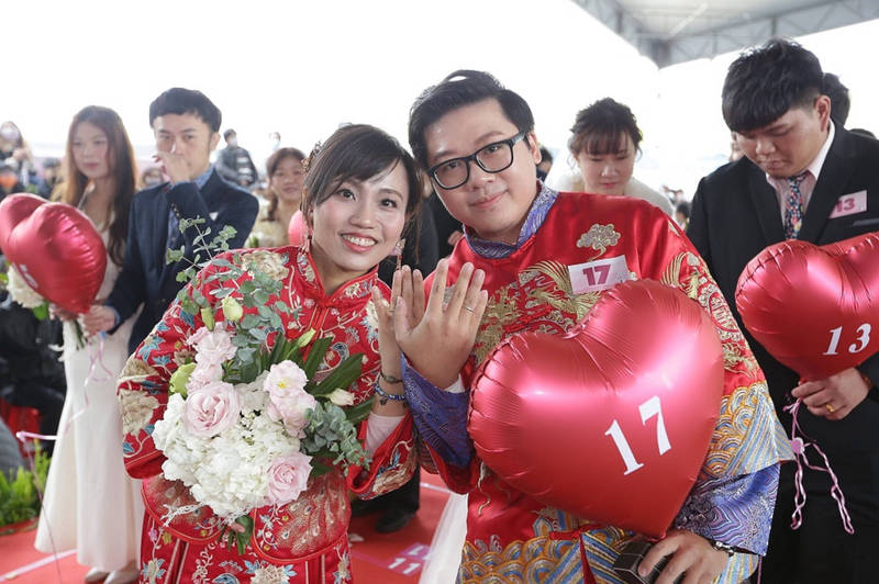 南科園區集團婚禮報名人數,今年創歷年來新高,吸引50對新人一起分享喜悅。圖為去年集團婚禮新人。(南科管理局提供)