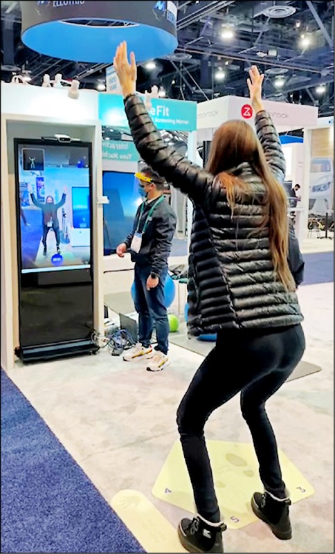 圖為工研院參展的「PoseFit肌能檢測鏡」，使用者在執行動作當下，可同步進行骨架分析並判定肌群與筋膜問題，提供適當處方。（工研院提供）