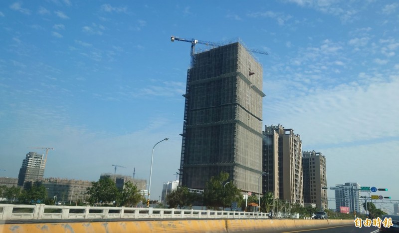 安南區九份子重劃區大樓建案如雨後春筍般林立。（記者洪瑞琴攝）