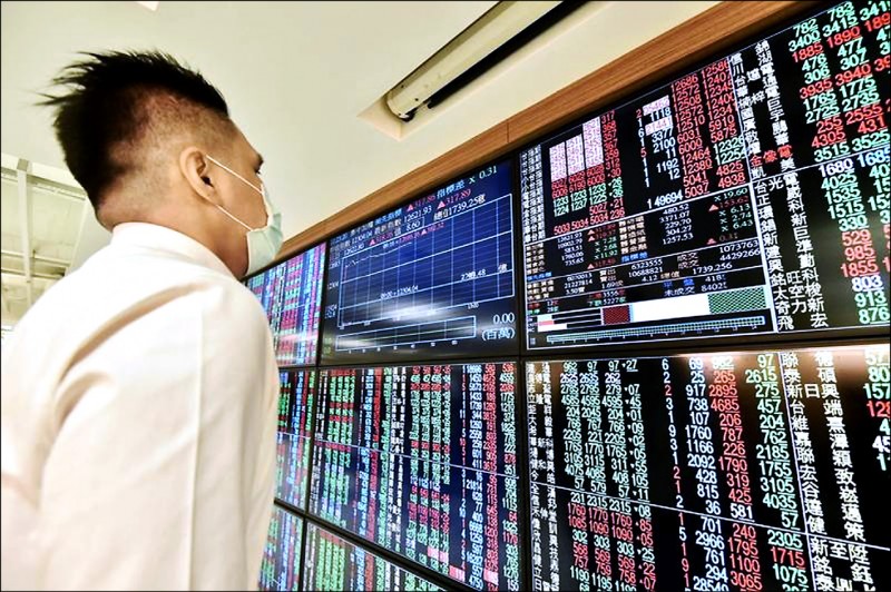 台股站上萬八大關後受國際消息回檔震盪，週線更出現連兩黑，法人建議，資金可先轉至高殖利率股。（資料照）