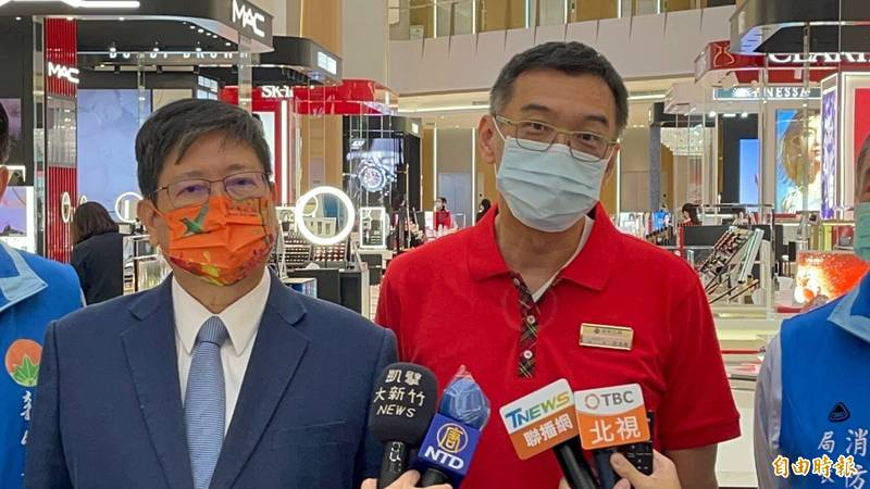 新竹縣長楊文科（左）、遠百竹北店協理徐為興（右）一起宣布試營運和正式開幕的日期。（記者黃美珠攝）