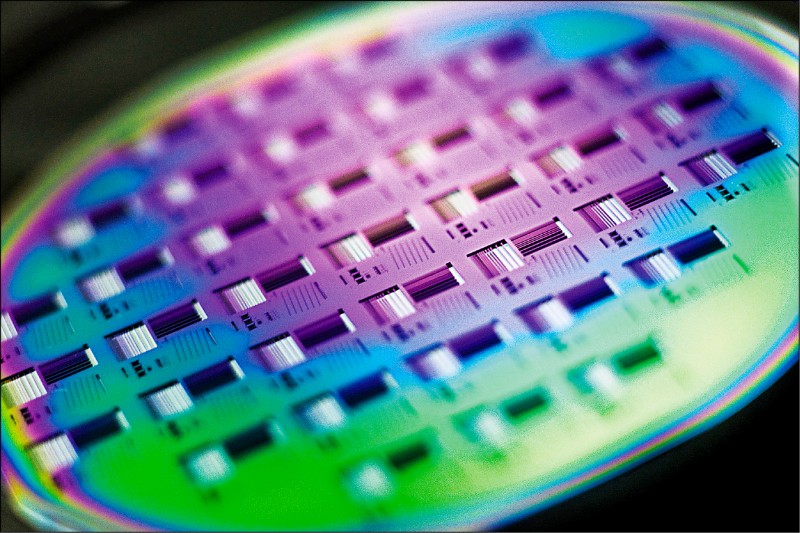 根據中國政府估算，二○二一年中國晶片進口金額超過四千億美元，顯示中國晶片技術仍落後外國企業，仍須高度依賴進口。（路透檔案照）