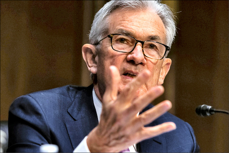 聯準會（Fed）主席鮑爾稍早在國會聽證會上表示，已準備收緊貨幣政策，來因應通膨飆升。（彭博）