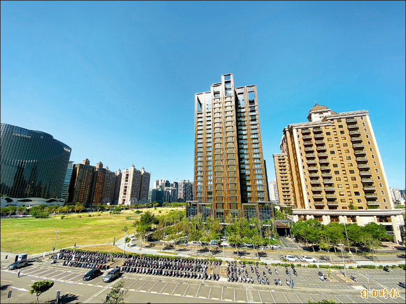 央行要求購地貸款18個月內必須動工。建商表示、此舉等於要建商不要買地、不要蓋樓，乾脆全部關門不要做。（記者徐義平攝）