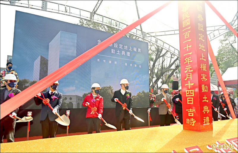 台北市舊市議會地上權案昨動土，將興建兩棟高級商辦大樓，推估落成後每坪租金可達到4千元。（記者田裕華攝）