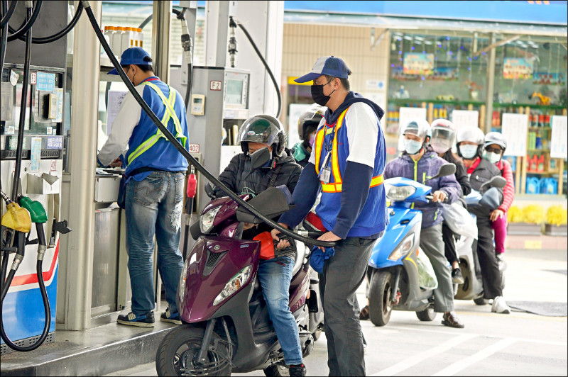 台灣中油自今日凌晨零時起汽油每公升調漲6角、柴油不調整。（中央社）