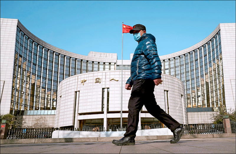 經濟放緩壓力加劇，中國人民銀行週一宣布調降中期借貸便利（MLF）和逆回購利率各0.1個百分點，是2020年4月以來首見。（美聯社）