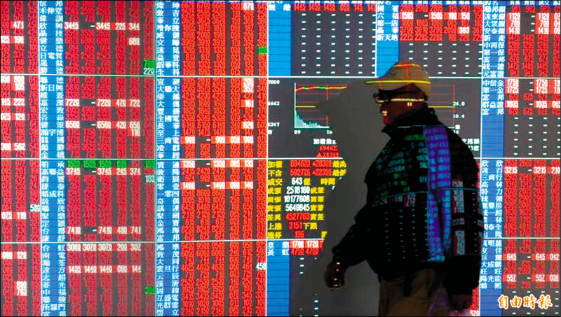 集中市場去年第4季季交易金額在5億元以上的大戶，明顯較第3季減少。（資料照）