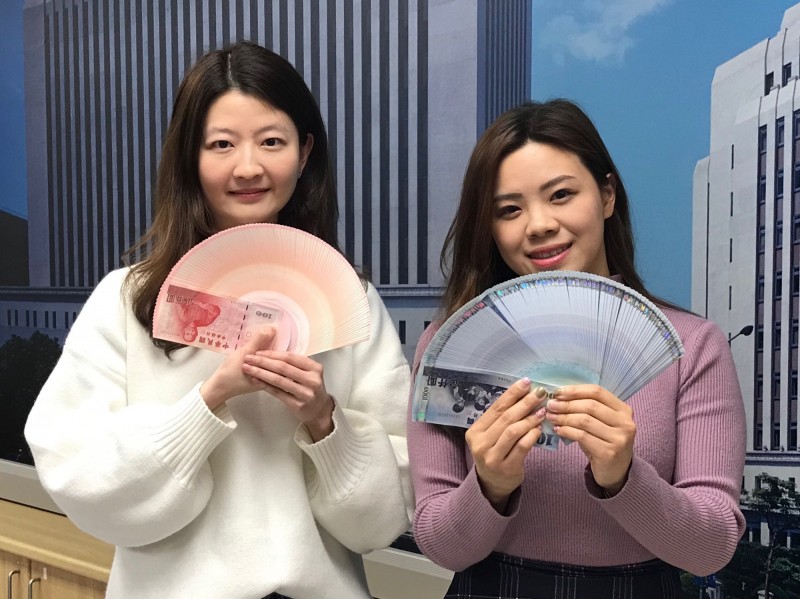 外資熱錢瘋狂匯出，新台幣爆量重貶，盤中貶值近1角。（記者陳梅英攝）