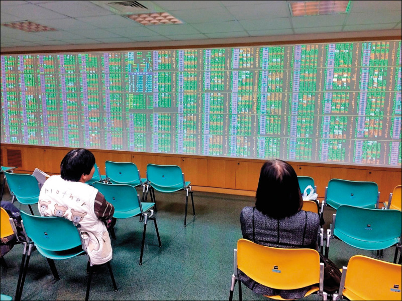 昨日台股盤面無論是科技、金融、傳產都殺紅眼,護國神山台積電以六四三元開出、跌破月線後,權值股如聯電、台達電、國巨等全面向下,金融股走勢同樣疲軟。(資料照)