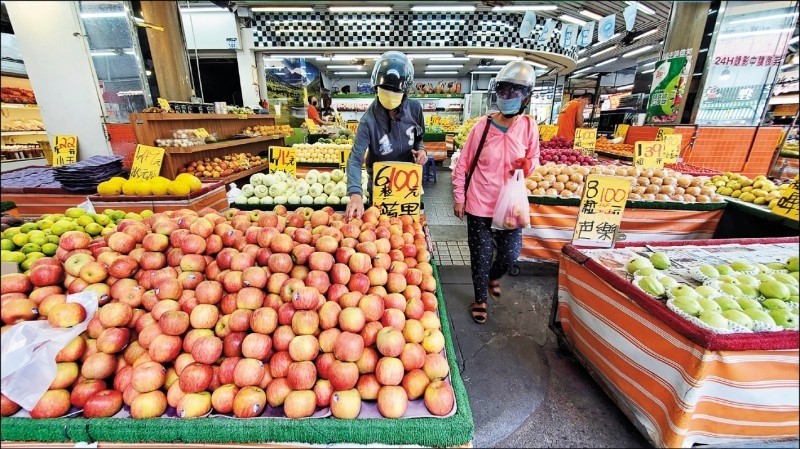 中央大學台經中心今發布「1月消費者信心指數（CCI）」，「未來半年國內物價水準」持續探底、降至32.1點，創近12年5個月新低。（資料照）