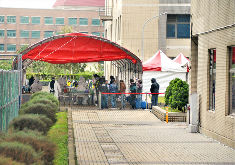 亞旭電腦爆發移工群聚，各家廠商進行移工擴大篩檢，並進行異地分流上班等措施。圖為遠雄自貿區加值區採檢站，設置在亞旭電腦所在A、B大樓間，員工分批排隊採檢。（資料照）