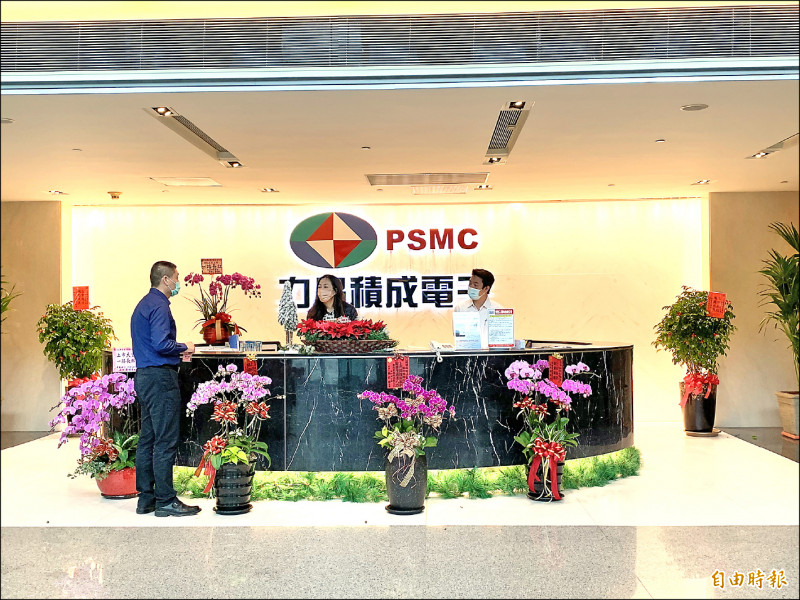 半導體業各家廠商持續實施量體溫、門禁管理、填寫個人健康卡等防疫措施。（記者洪友芳攝）