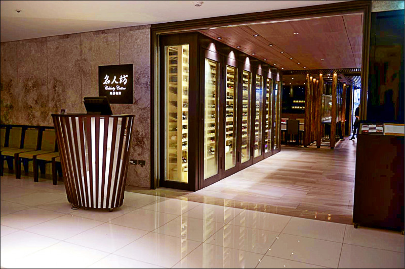 漢來美食呼籲，政府不要再走餐飲禁內用的回頭路。世貿名人坊原本尾牙都被訂滿了，卻因疫情嚴峻而取消。（資料照）