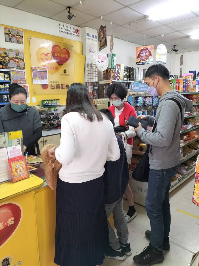 民眾在新社「億大利公益彩券投注站 」刮中百萬大獎，使得店內買氣更旺。 （邱智民提供）