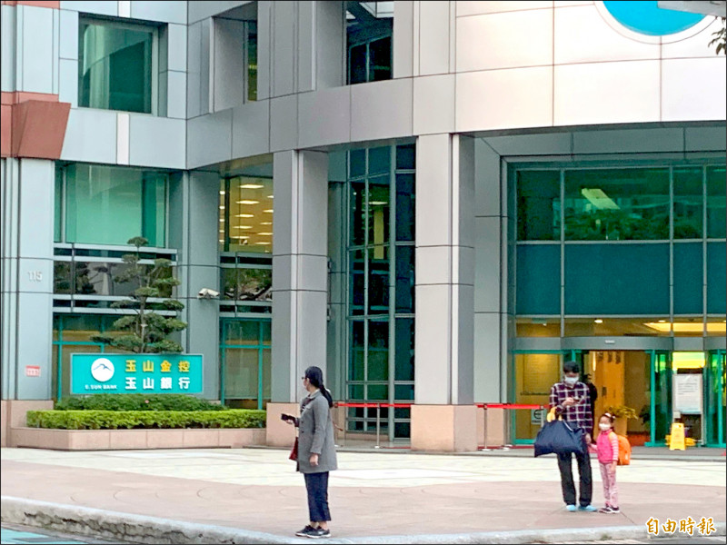 當物價節節走高，不妨把手中的信用卡優惠嚴重縮水的信用卡捨棄，改辦優惠較佳的卡片。（記者靳昌玲攝）