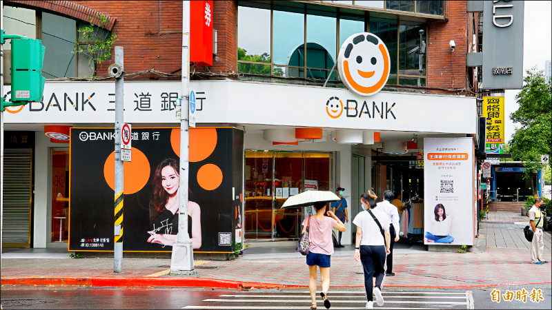 銀行建議，2022年應布局美元，各銀行也都提供台、外幣定存，讓民眾可為農曆年前後的資金進行彈性規劃。
（記者靳昌玲攝）