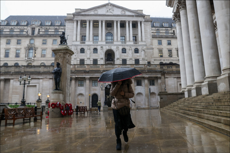 英格蘭銀行上週再升息1碼，但政策利率僅提高至0.5%，仍處於歷史低點。其中有4名貨幣政策委員會委員，希望加大抑制通膨力道。（彭博）