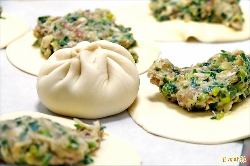 彰化縣鹿港鎮知名「阿振肉包」宣布將從2月22日漲價，招牌肉包每個20元漲到22元。（記者劉曉欣攝）