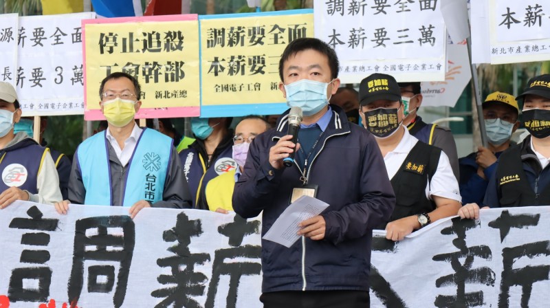 新北市政府勞工局勞資關係科科長盧志銘出面接受全國電子工會陳情,並表達市府「兩個支持、一個呼籲」。(記者何玉華攝)