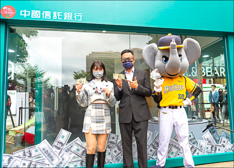 中信銀行行政長高人傑(中)與中信兄弟啦啦隊Passion Sisters人氣成員峮峮(左)一同體驗全台最大ATM闖關活動,除了學習數位金融新知識,還能抓鈔、打卡、搶好禮。(中信銀行提供)
