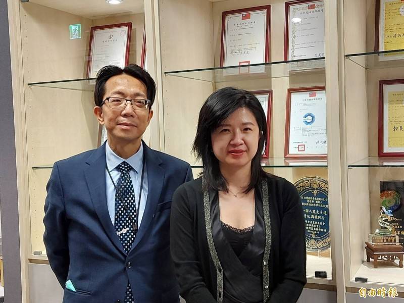 圓點奈米受惠於疫情,去年營收達19.28億元。圖為圓點董事長章季芸(右)、總經理簡建興(左)。(記者陳永吉攝,資料照)