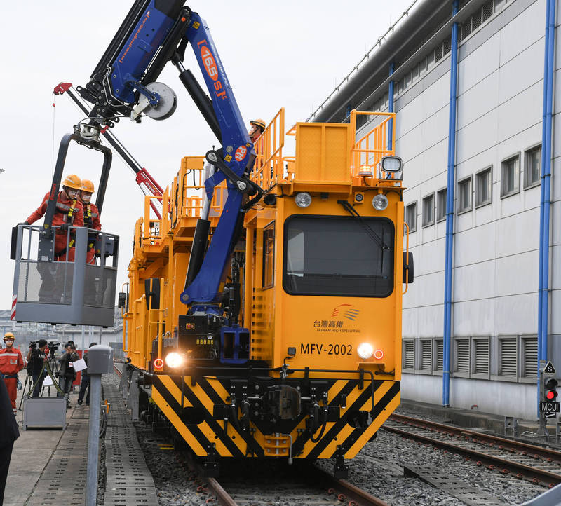 中鋼公司承製高鐵電車線工程車於2021年11月啟用典禮時進行升降/旋轉多功能作業平台展示。（中鋼提供）