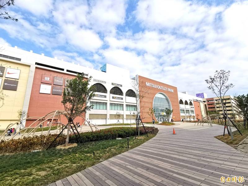 試營運期將至今晚截止，明天休館，做最後的清潔與進貨等準備工作，25日正式開幕。（記者吳俊鋒攝）