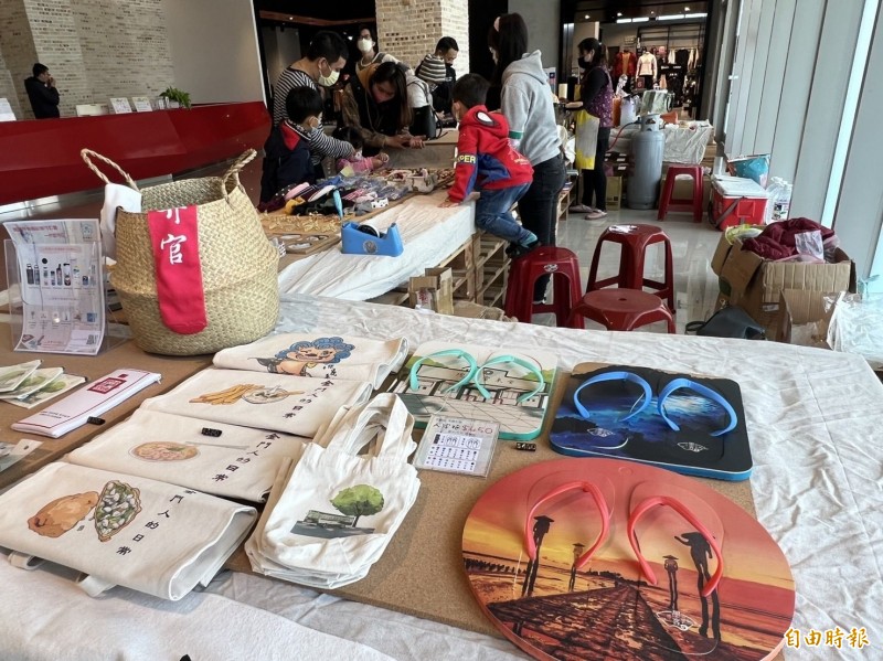 金門風獅爺商店街內擺設的「春日市集」也陸續有客人上門。（記者吳正庭攝）