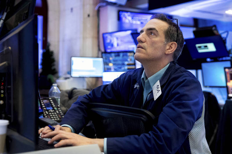 2月28日美國股市漲跌互見，銀行類股下跌，道瓊工業指數收挫166點，台積電ADR重挫3.8%。（美聯社）