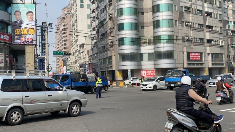 台南各地交通號誌因停電停擺，台南市警局已派出警力至路口指揮交通。（民眾提供）