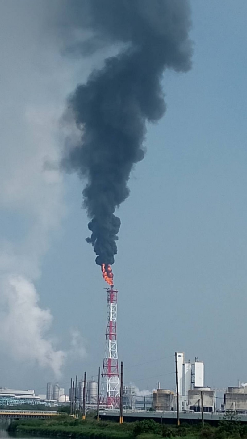 大停電，高雄石化工業區燃燒塔冒黑煙。（民眾提供）