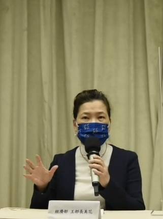 經濟部長王美花說明停電原因與賠償辦法。（記者陳志曲攝）