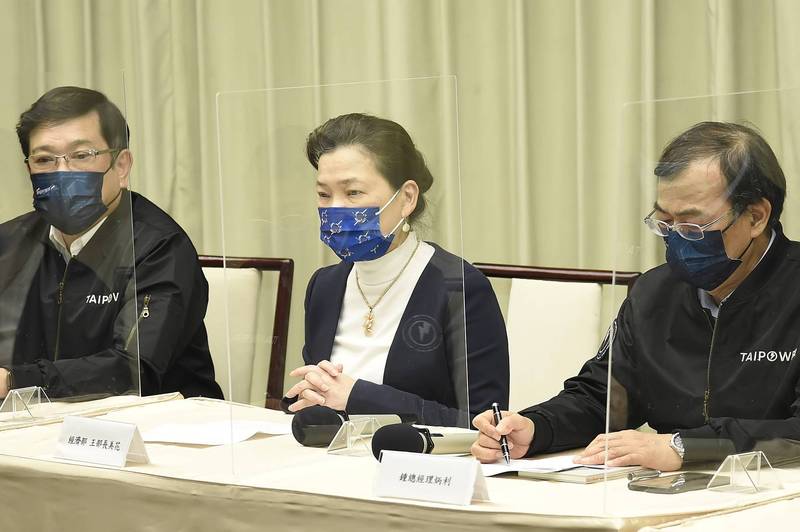 經濟部長王美花（中）、台電公司董事長楊偉甫（左）與總經理鍾炳利（右）說明停電原因與賠償辦法。（記者陳志曲攝）