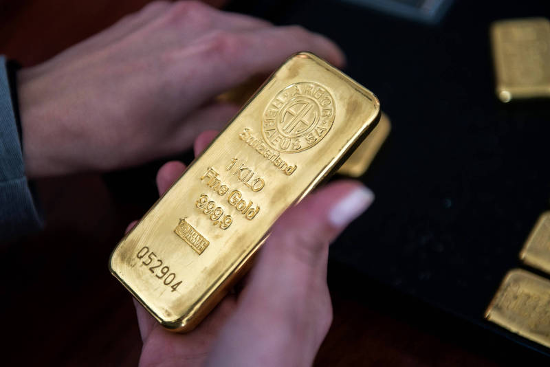 週三（2日）金價自13個月高點回落。（彭博）
