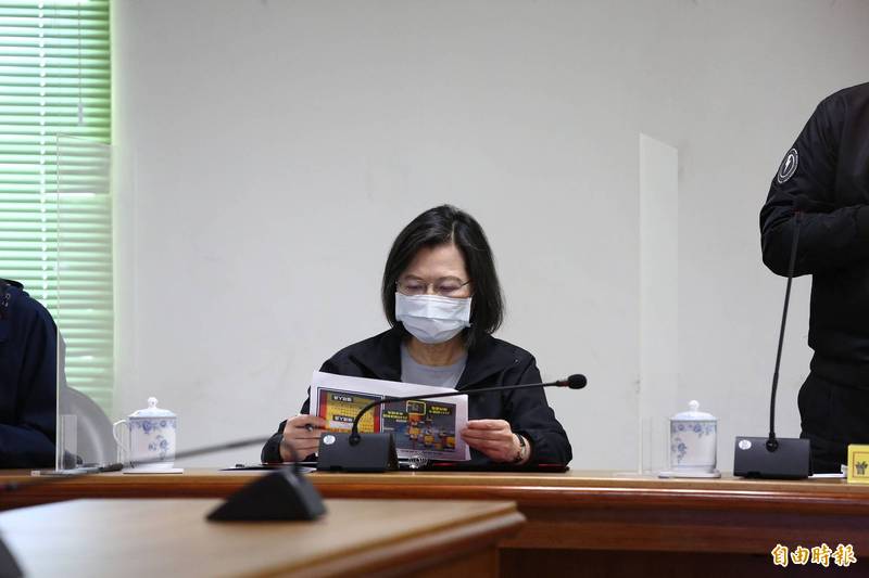 蔡總統聽取簡報。（記者李惠洲攝）